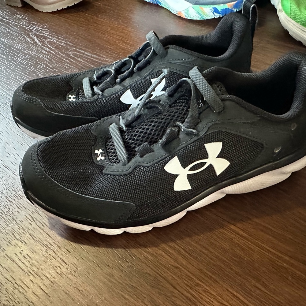 Boys under armour tennis shoes